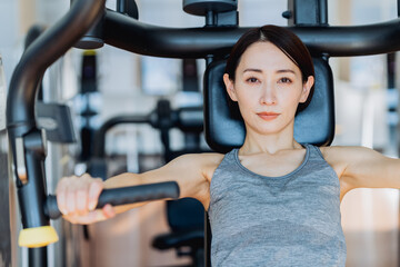 Obraz premium ジムでトレーニングをするミドルの女性 撮影協力：スポーツクラブ&サウナスパ ルネサンス 幕張24