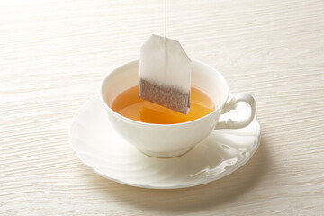 白い背景に暖かい紅茶のイメージ