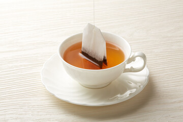 白い背景に暖かい紅茶のイメージ