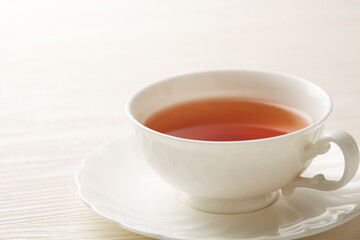 白い背景に暖かい紅茶のイメージ