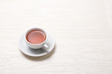 白い背景に暖かい紅茶のイメージ