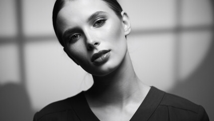 Schwarzweiß Porträt einer jungen Frau im weichen Studiolicht mit klassischer Lichtführung
