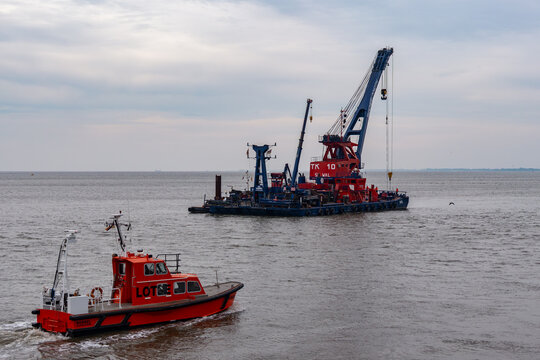 CUXHAVEN, DEUTSCHLAND - 20. 10. 2020: Schwimmkran TAUCHER KNOTH 10 WAL  und Lotsenboot N&Uuml;BBEL im Cuxhavener Hafen