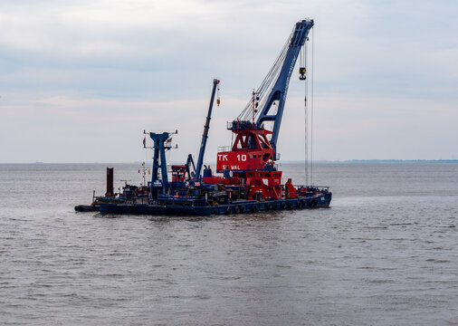 CUXHAVEN, DEUTSCHLAND - 20. 10. 2020: Schwimmkran TAUCHER KNOTH 10 WAL  im Cuxhavener Hafen