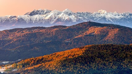 Jesienny widok na Gorce i zaśnieżone Tatry Wysokie z wieży na Mogielicy
