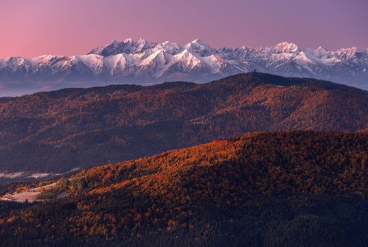 Jesienny widok na Gorce i zaśnieżone Tatry Wysokie z wieży na Mogielicy