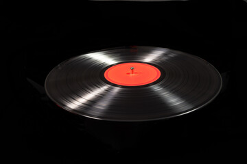 Disque vinyle 33 tours sur fond noir