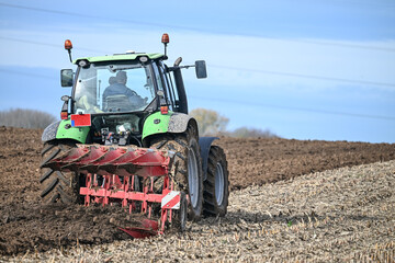 Obraz premium Agriculture en automne charrue