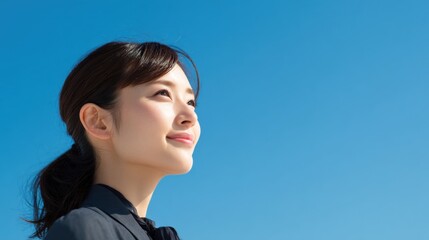 Japanese Woman Looking Up at Blue Sky with Hope ｜ 青空を見上げる希望に満ちた日本人女性