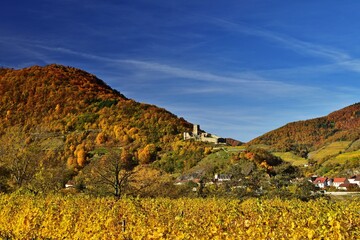 Burgruine Hinterhaus in der Wachau im Herbst