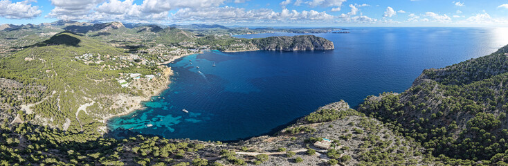 Obraz premium Aerial View of Mallorca's Most Luxurious Villa: Infinity Pools Overlooking the Mediterranean at The Bird House