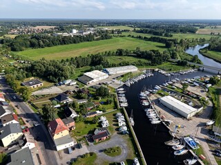Seebad Ueckermünde, Uecker mit Werften und Pfarrwiesenallee 2025