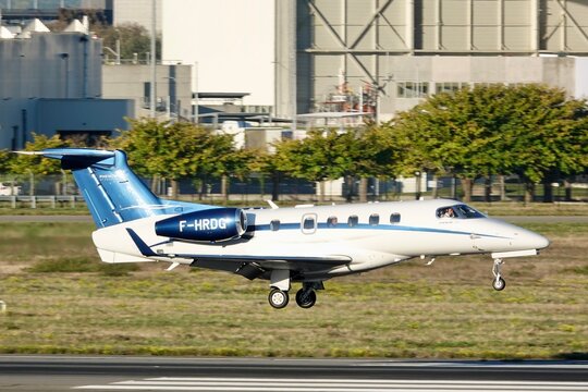 SD Aviation Embraer Phenom 300E courte finale
