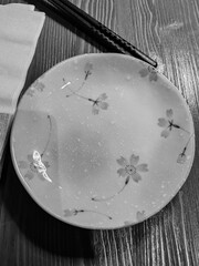 Detail of a plate with chopsticks for Japanese cuisine, a culinary art based on balance, aesthetics, and the exaltation of the natural flavors of the ingredients.