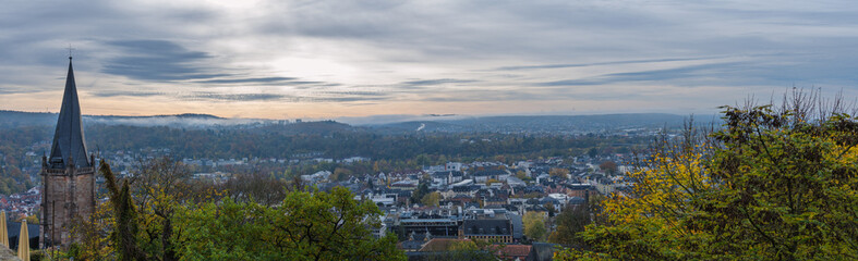 Blick im Morgennebel über Stadt Marburg vom Burghof aus nach unten