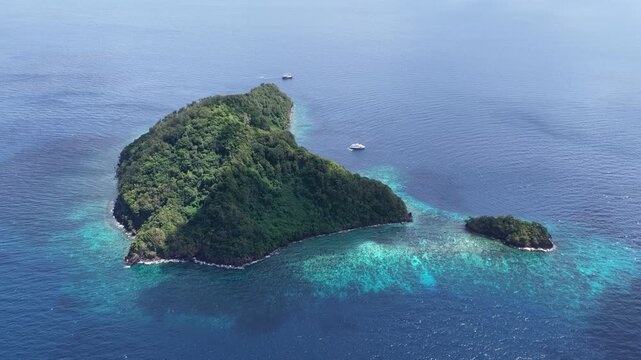 Pulau Kekeh Besar lies next to the remote, tropical island of Serua in the middle of the Banda Sea. These small, volcanic islands are home to high marine biodiversity including many sea kraits.