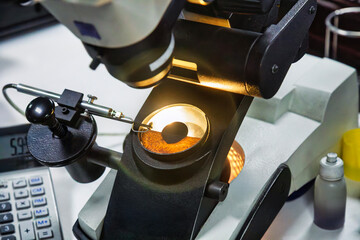  diamond polishing factory, gemological microscopes in lab diamond factory to precisely inspect diamonds for quality control, grading, and polishing