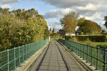 Promenade sur le pont des Douze Arches vers la ferme du château-fort en automne à Écaussinnes-Lalaing (Soignies)
