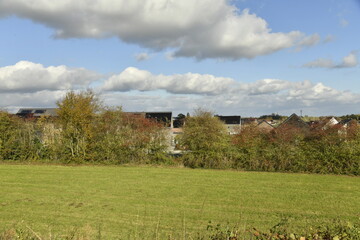 Obraz premium Cumulus au dessus du lotissement résidentiel à Écaussinnes d'Enghien (Soignies)