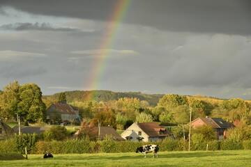 Arc-en-ciel sur un paysage rural en automne près du bois de la Houssière à...