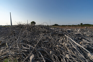 Rückbau von Windkraftanlagen,  ein Berg voller Stahlseile und anderer metallischer Bestandteile eines gesprengten Windrades.