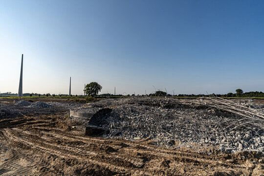 R&uuml;ckbau alter Windkraftanlagen, &Uuml;berreste eines gesprengten Windrades - Symbolfoto.