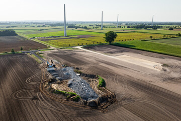 Repowering beim Windstrom - Schuttberg eines gesprengten Windrades, daneben ein Bauplatz für eine...