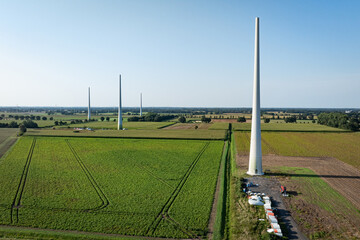 Rückbau von Windrädern, Windradtürme vor der Sprengung - Luftbild.