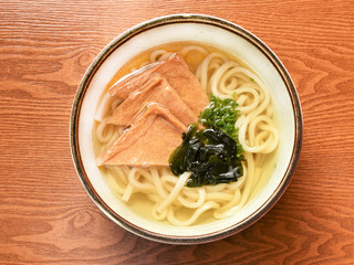 きつねうどん（油揚げの温かいうどん）