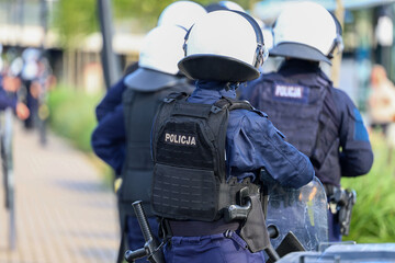 Policjant prewencji w kasku na zabezpieczeniu w mieście © FotoDax