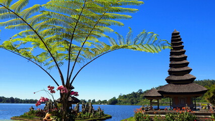 herrliche Aussicht auf den Bratansee mit hinduistischem Tempeln und Berg unter blauem Himmel in...