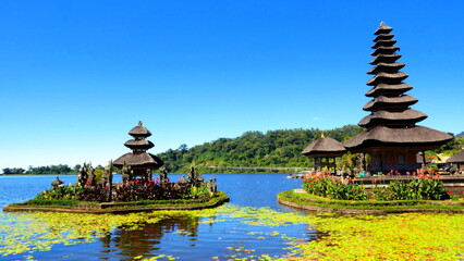 herrliche Aussicht auf den Bratansee mit hinduistischem Tempeln und Berg unter blauem Himmel in Bali