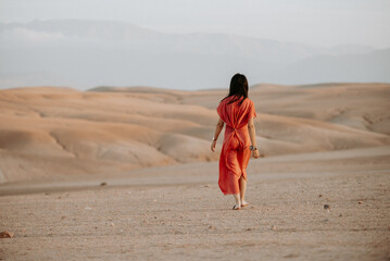 Une belle femme Berbère qui marche dans le desert d'Agafay au Maroc