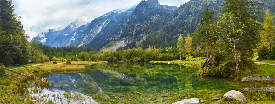 Blick auf den Blausee im Obersulzbachtal in den &ouml;sterreichischen Alpen, mit sch&ouml;ner Spiegelung. 