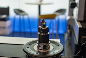 Laser CNC tool measurement machine accurately measuring the length and diameter of cutting machining tools, precision equipment used in workshops and industrial manufacturing environments