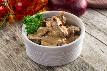 Stewed chicken liver with cream