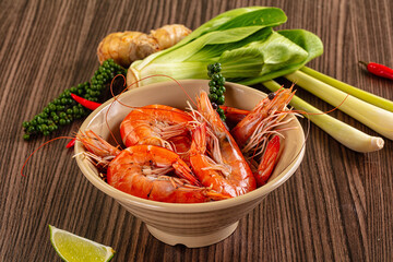 Tasty steamed prawns in the bowl