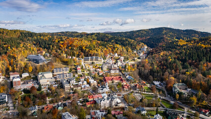 Centrum Krynicy-Zdroju jesienią - Ujęcie Lotnicze
