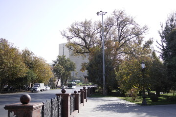 ウズベキスタンの首都タシケントにあるティムール広場の銅像と博物館、及びコーラン博物館と近辺のイスラム建築。