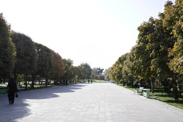 ウズベキスタンの首都タシケントにあるティムール広場の銅像と博物館、及びコーラン博物館と近辺のイスラム建築。