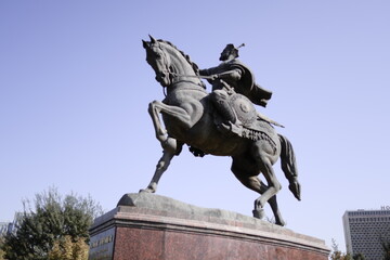 ウズベキスタンの首都タシケントにあるティムール広場の銅像と博物館、及びコーラン博物館と近辺のイスラム建築。