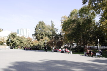 ウズベキスタンの首都タシケントにあるティムール広場の銅像と博物館、及びコーラン博物館と近辺のイスラム建築。