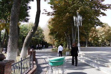 ウズベキスタンの首都タシケントにあるティムール広場の銅像と博物館、及びコーラン博物館と近辺のイスラム建築。