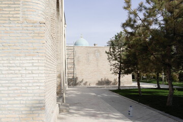 ウズベキスタンの首都タシケントにあるティムール広場の銅像と博物館、及びコーラン博物館と近辺のイスラム建築。