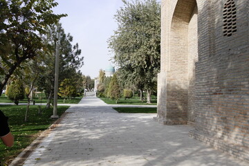 ウズベキスタンの首都タシケントにあるティムール広場の銅像と博物館、及びコーラン博物館と近辺のイスラム建築。