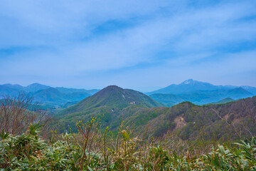春の福島県猪苗代町の磐梯吾妻スカイラインの国見台から南西側の眺望(高森山,磐梯山,布森山など)