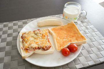 トーストと果物とミルクのバランス朝食プレート