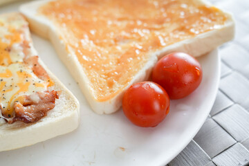 トーストの横に添えられたみずみずしいミニトマト