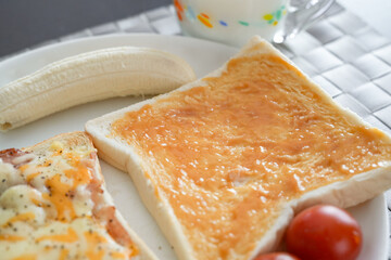 バナナとミルクとジャムトーストの朝プレート