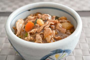 具だくさんの肉うどんを上から見た温かい食卓